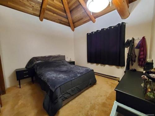 1586 Mckibbon Rd North, Errington, BC - Indoor Photo Showing Bedroom