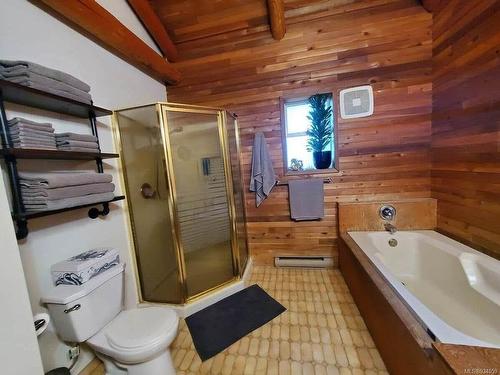 1586 Mckibbon Rd North, Errington, BC - Indoor Photo Showing Bathroom