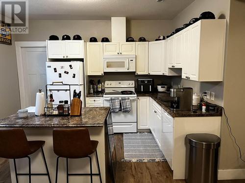 10923 105 Avenue, Fort St. John, BC - Indoor Photo Showing Kitchen