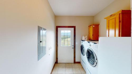 7229 Highway 3/93, Cranbrook, BC - Indoor Photo Showing Laundry Room