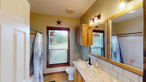 7229 Highway 3/93, Cranbrook, BC - Indoor Photo Showing Bathroom