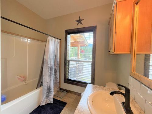 7229 Highway 3/93, Cranbrook, BC - Indoor Photo Showing Bathroom