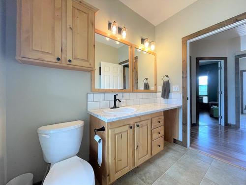 7229 Highway 3/93, Cranbrook, BC - Indoor Photo Showing Bathroom