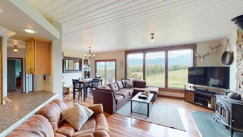 7229 Highway 3/93, Cranbrook, BC - Indoor Photo Showing Living Room