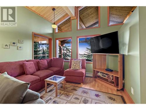 6395 Whiskey Jack Road, Big White, BC - Indoor Photo Showing Living Room