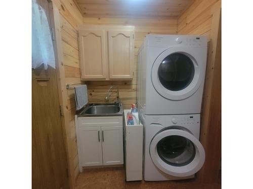 7853 Roder, Fauquier, BC - Indoor Photo Showing Laundry Room