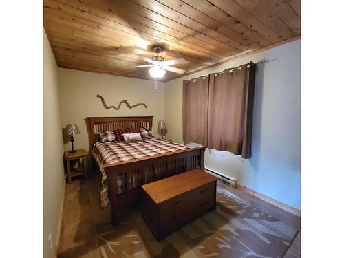 7853 Roder, Fauquier, BC - Indoor Photo Showing Bedroom