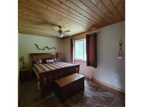 7853 Roder, Fauquier, BC - Indoor Photo Showing Bedroom