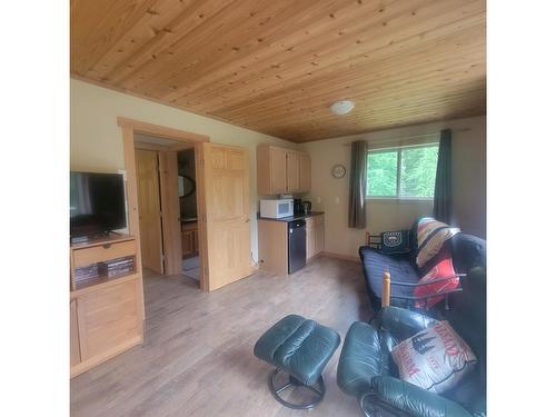 7853 Roder, Fauquier, BC - Indoor Photo Showing Living Room