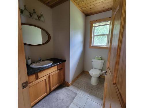 7853 Roder, Fauquier, BC - Indoor Photo Showing Bathroom