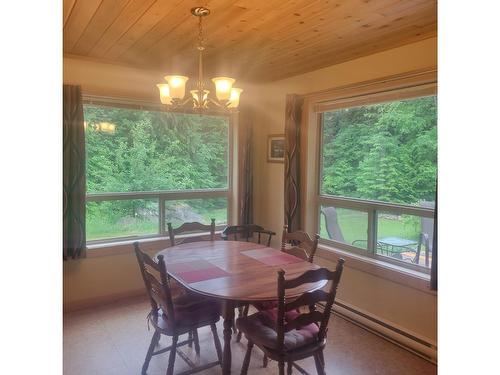 7853 Roder, Fauquier, BC - Indoor Photo Showing Dining Room