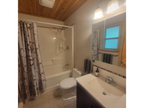 7853 Roder, Fauquier, BC - Indoor Photo Showing Bathroom