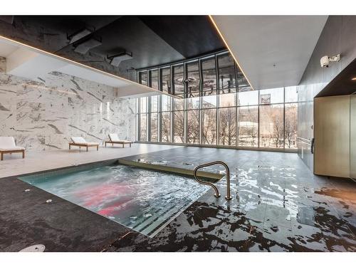 Spa - 2013-2300 Rue Tupper, Montréal (Ville-Marie), QC - Indoor Photo Showing Other Room With In Ground Pool