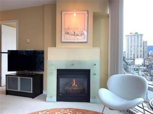 802-1003 Burnaby St, Vancouver, BC - Indoor Photo Showing Living Room With Fireplace