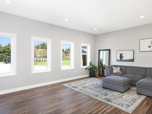 2495 Graham Rd, Courtenay, BC - Indoor Photo Showing Living Room