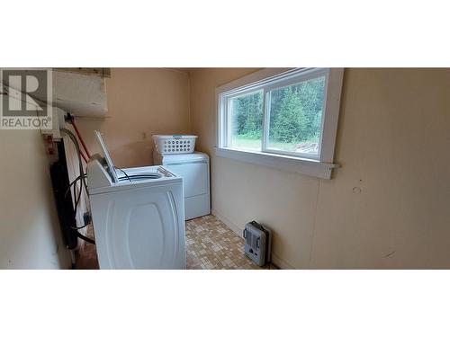 2335 Mackenzie 20 Highway, Bella Coola, BC - Indoor Photo Showing Laundry Room