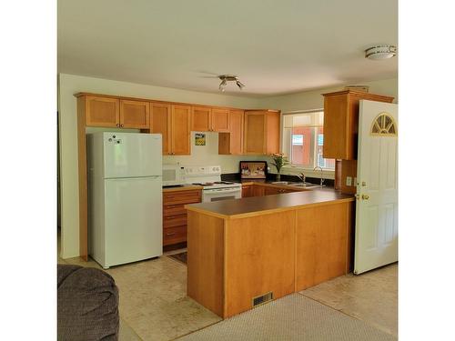 436 Bayview Road, Nakusp, BC - Indoor Photo Showing Kitchen With Double Sink