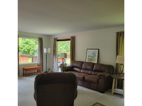 436 Bayview Road, Nakusp, BC - Indoor Photo Showing Living Room