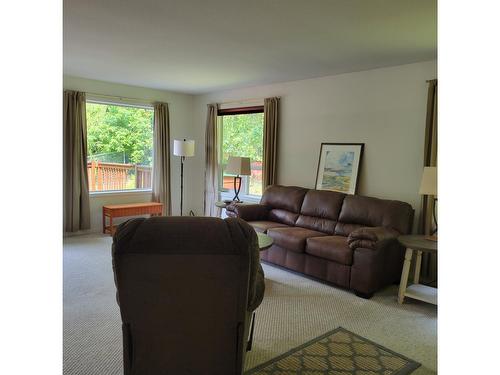 436 Bayview Road, Nakusp, BC - Indoor Photo Showing Living Room