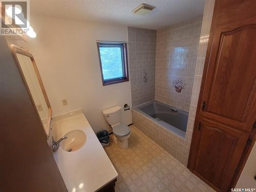 5002 Post Place, Macklin, SK - Indoor Photo Showing Bathroom