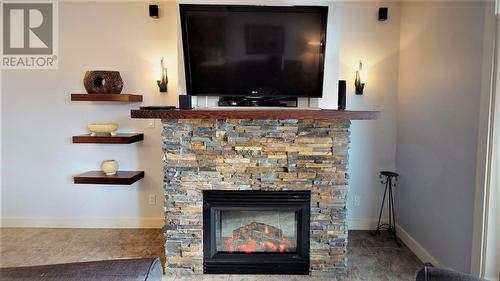 500 Bighorn  Boulevard Unit# 523 B, Radium Hot Springs, BC - Indoor Photo Showing Living Room With Fireplace