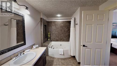 500 Bighorn  Boulevard Unit# 523 B, Radium Hot Springs, BC - Indoor Photo Showing Bathroom