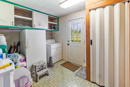 886 Waterloo Road, Castlegar, BC - Indoor Photo Showing Laundry Room