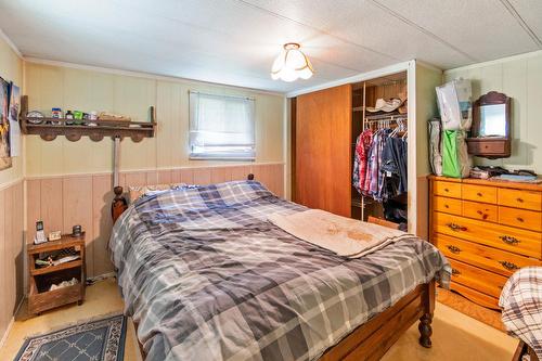 886 Waterloo Road, Castlegar, BC - Indoor Photo Showing Bedroom