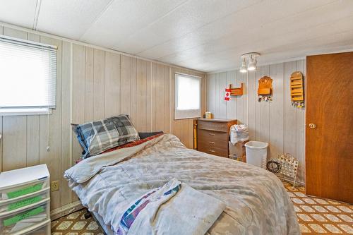 886 Waterloo Road, Castlegar, BC - Indoor Photo Showing Bedroom