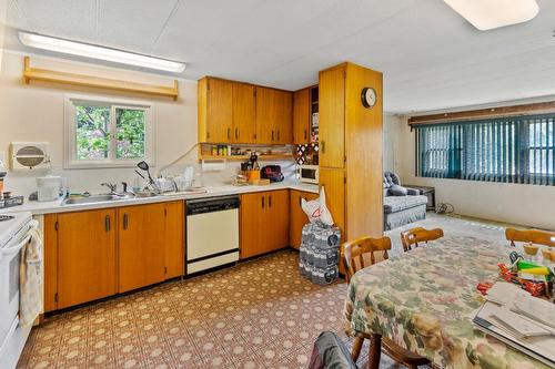 886 Waterloo Road, Castlegar, BC - Indoor Photo Showing Kitchen With Double Sink