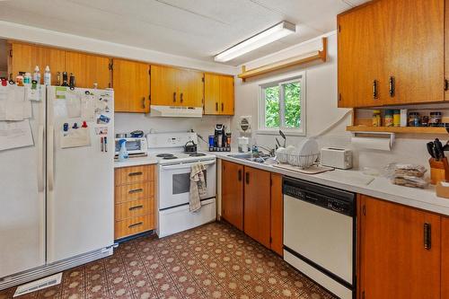 886 Waterloo Road, Castlegar, BC - Indoor Photo Showing Kitchen