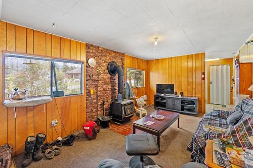 886 Waterloo Road, Castlegar, BC - Indoor With Fireplace