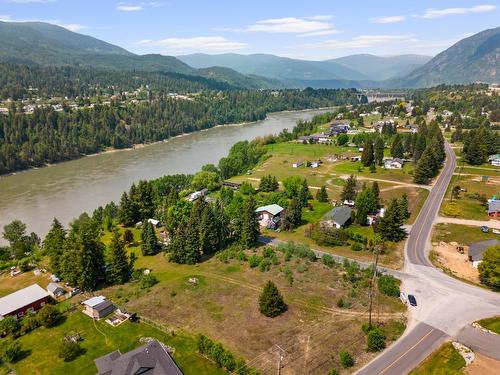 886 Waterloo Road, Castlegar, BC - Outdoor With Body Of Water With View
