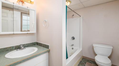 3950 Lakeview Arrowcreek Road, Wynndel, BC - Indoor Photo Showing Bathroom