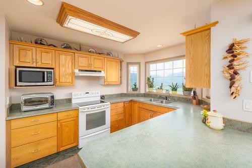 3950 Lakeview Arrowcreek Road, Wynndel, BC - Indoor Photo Showing Kitchen With Double Sink