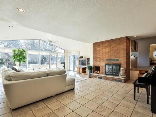 Salle familiale - 84 Mtée Papineau, Plaisance, QC - Indoor Photo Showing Living Room With Fireplace