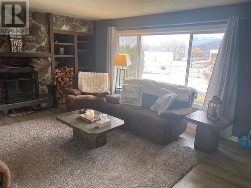 5246 Haynes Road, Oliver, BC - Indoor Photo Showing Living Room