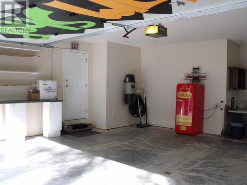 875/877 Armentieres Road, Sorrento, BC - Indoor Photo Showing Garage