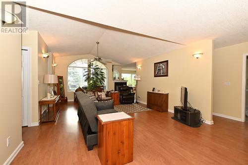 875/877 Armentieres Road, Sorrento, BC - Indoor Photo Showing Living Room