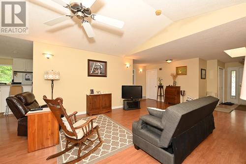 875/877 Armentieres Road, Sorrento, BC - Indoor Photo Showing Living Room