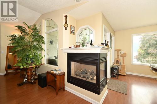 875/877 Armentieres Road, Sorrento, BC - Indoor Photo Showing Living Room With Fireplace