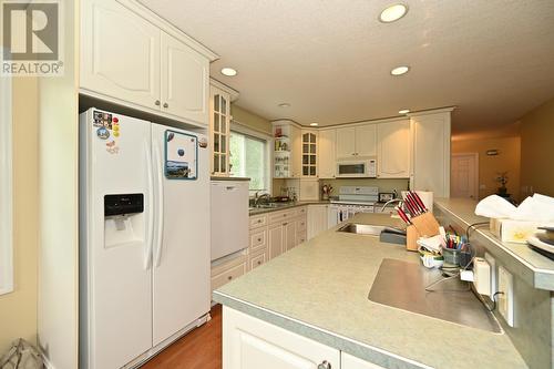 875/877 Armentieres Road, Sorrento, BC - Indoor Photo Showing Kitchen