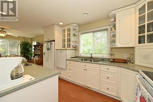 875/877 Armentieres Road, Sorrento, BC - Indoor Photo Showing Kitchen With Double Sink