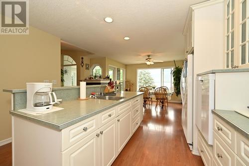 875/877 Armentieres Road, Sorrento, BC - Indoor Photo Showing Kitchen With Double Sink