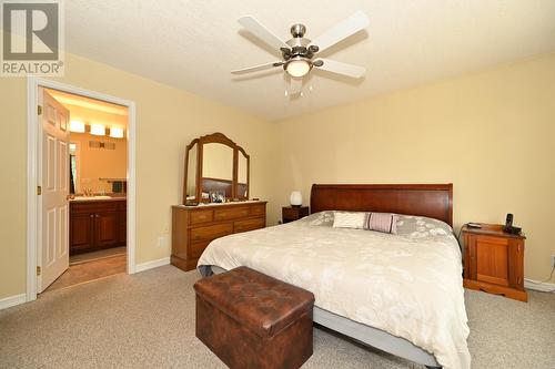 875/877 Armentieres Road, Sorrento, BC - Indoor Photo Showing Bedroom