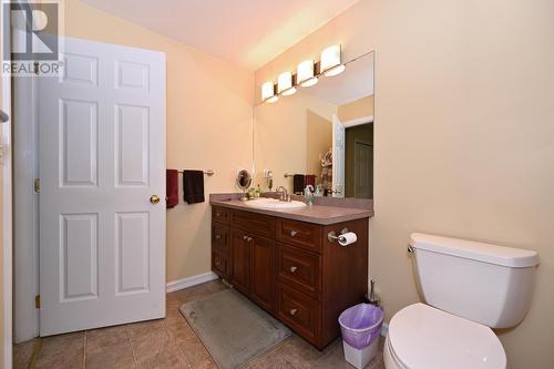 875/877 Armentieres Road, Sorrento, BC - Indoor Photo Showing Bathroom