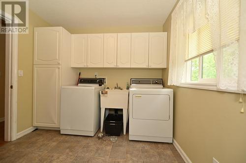 875/877 Armentieres Road, Sorrento, BC - Indoor Photo Showing Laundry Room