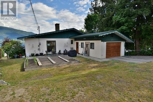 875/877 Armentieres Road, Sorrento, BC - Outdoor