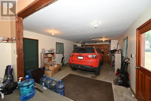 875/877 Armentieres Road, Sorrento, BC - Indoor Photo Showing Garage
