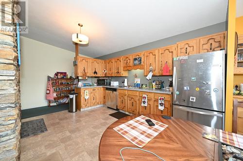 875/877 Armentieres Road, Sorrento, BC - Indoor Photo Showing Kitchen